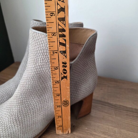 EUC LIKE NEW NYDJ CASSEY LEATHER STACKED HEELS SNAKESKIN TEXTURE BOOTS SIZE 10 - Picture 16 of 16